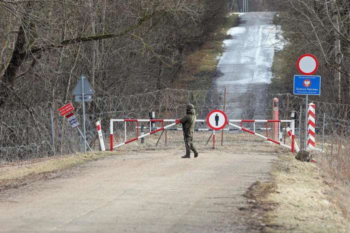 Ein Blick auf die polnisch-weißrussische Grenze in der Nähe des Dorfes Chworosciany im Nordosten Polens. Foto: epa/Artur Reszko