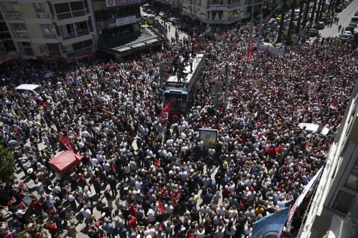 Anhänger der türkischen Oppositionspartei CHP versammeln sich zu einer Kundgebung von Ozgur Ozel in Izmir. Foto: EPA/Stringer