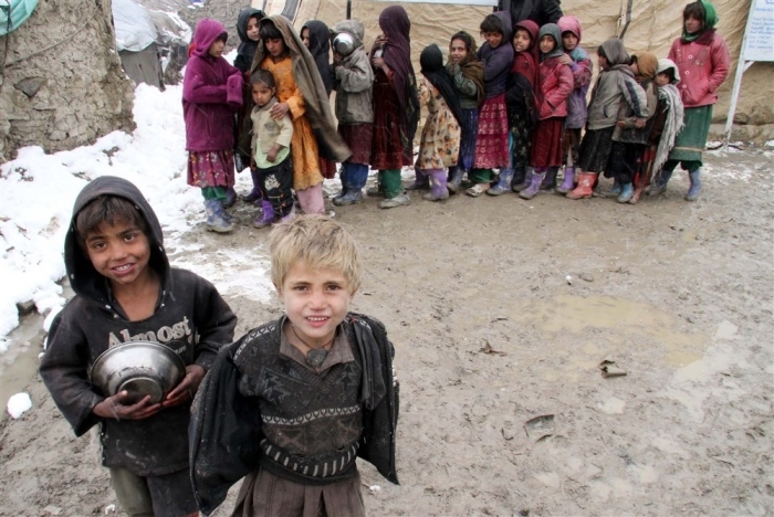 Kinder der afghanischen Aschiana-Schule stehen an, um in einem Aschiana-Zentrum in Kabul Essen zu bekommen. Foto: epa/S. Sabawoon