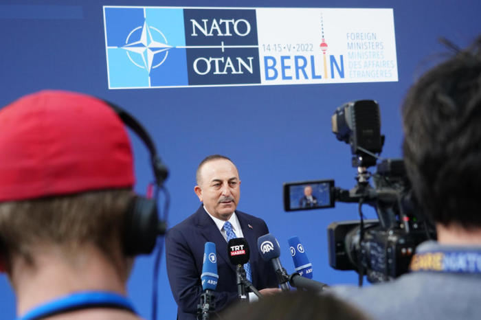 Der türkische Außenminister Mevlut Cavusoglu spricht zu den Medien, als er zu einem NATO-Außenministertreffen in Berlin eintrifft. Foto: epa/Clemens Bilan