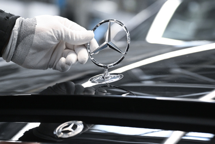 Ein Mercedes-Benz Arbeiter montiert im Mercedes-Benz Werk Sindelfingen in der Factory 56 einen Mercedes Stern auf ein Fahrzeug der S-Klasse. Foto: Bernd Weißbrod/dpa