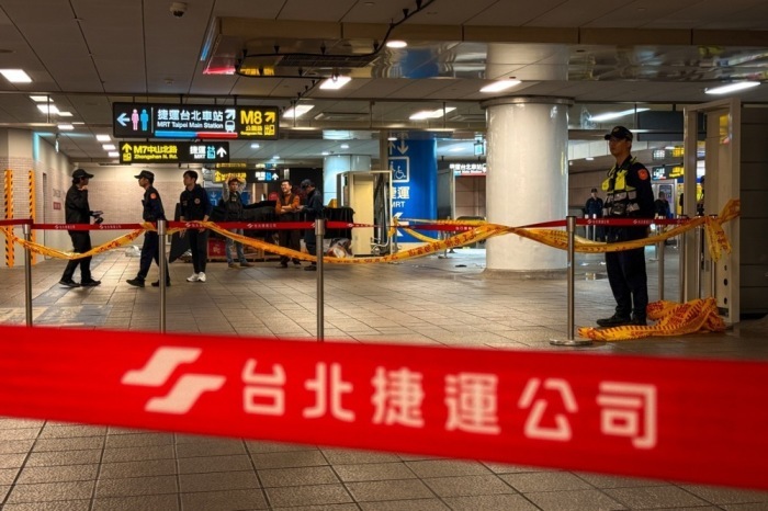 Ermittler sichern den Bereich in der Taipei Main Station, nachdem mehrere Rauchgranaten gezündet und Menschen verletzt wurden. Foto: epa/Ritchie B. Tongo