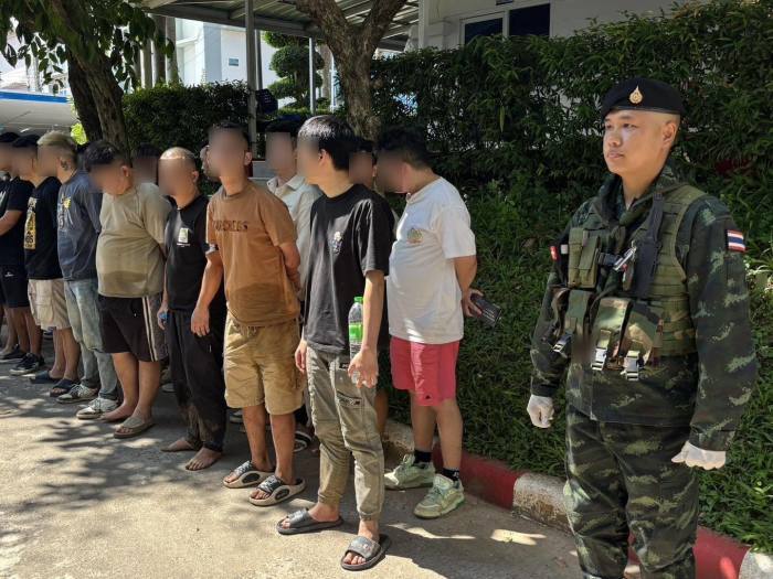 Thailändische Soldaten bewachen geflüchtete Männer aus dem Betrugszentrum KK Park nach ihrer Festnahme. Foto: Royal Thai Army