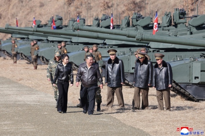 Kim Jong Un beobachtet mit Tochter Kim Ju Ae ein Militärmanöver mit neuem Panzer in Nordkorea. Foto: epa/Kcna