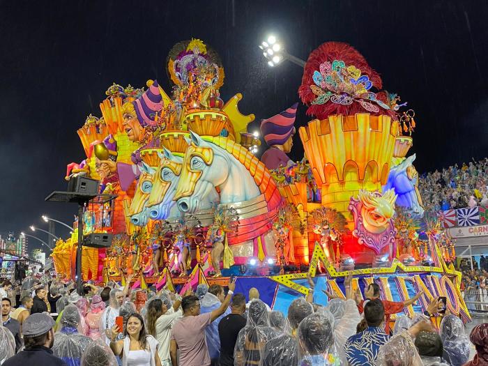 Für das Nachrichtenportal DER FARANG ist der Schweizer Tom Rubin mit seiner Frau und Freunden live am Karneval in São Paulo dabei. Fotos: Lily und Tom Rubin