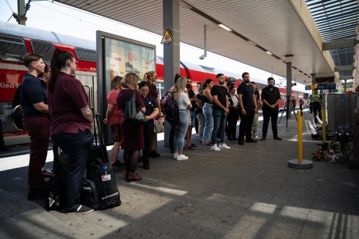 Trauernde versammeln sich an der Gedenkstätte am Mannheimer Hauptbahnhof nach dem Urteil im Fall des getöteten Zugbegleiters. Foto: dpa/Hannes P. Albert