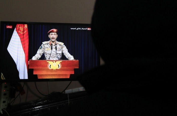 Ein Zuschauer beobachtet, wie der Militärsprecher der Houthi, Yahya Sarea, in Sana'a eine Fernsehansprache über einen erneuten Raketenangriff auf ein US-Schiff hält. Foto: epa/Yahya Arhab