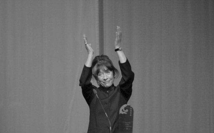 Die Schauspielerin Vera Tschechowa klatscht am 06.10.2006 bei der Verleihung des 17. Hessischen Film- und Kinopreises in der Oper in Frankfurt am Main (Hessen) Beifall. Foto: Arne Dedert/dpa