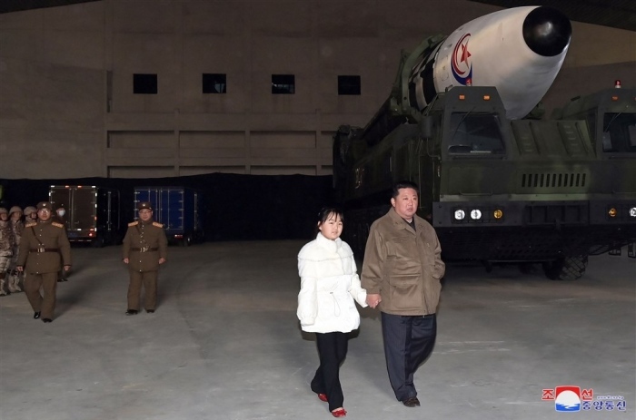 Nordkoreanischer Staatschef Kim Jong-Un, begleitet von seiner Tochter in Pjöngjang. Foto: epa/Kcna Editorial Use Only