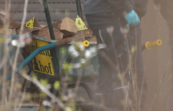 Hütchen der Spurensicherung stehen auf dem Uhlandhofs auf einer Schubkarre. In Hattenhofen in Baden-Württemberg ist ein FDP-Kommunalpolitiker durch mehrere Schüsse verletzt worden. Foto: Marijan Murat/dpa