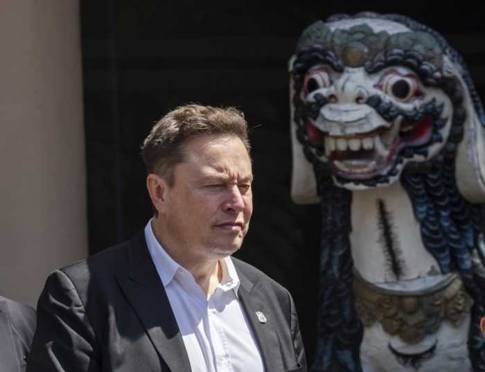 US-Tech-Unternehmer Elon Musk (C) verlässt das Gebäude nach der Teilnahme am 10. Weltwasserforum in Nusadua. Foto: epa/Made Nagi
