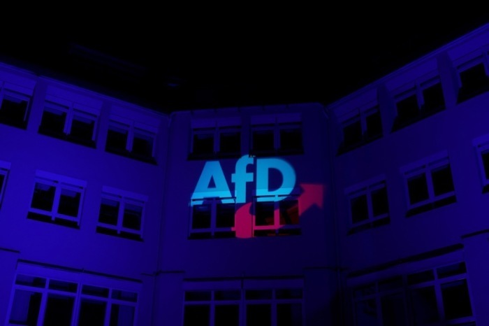 Das Logo der Partei Alternative für Deutschland wird bei der Wahlveranstaltung zur Bundestagswahl 2025 in Berlin auf ein Gebäude projiziert. Foto: EPA/Filip Singer