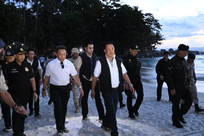 Thailands Premierminister Anutin Charnvirakul kündigte auf Koh Phangan schärfere Maßnahmen gegen illegale Scheinfirmen und die widerrechtliche Nutzung öffentlicher Strände an. Foto: นิรัตน์ พงษ์สิทธิถาวร