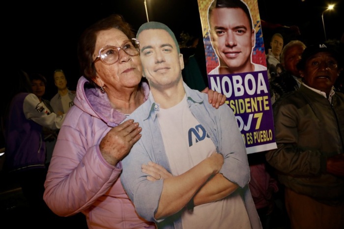 Eine Unterstützerin umarmt einen Pappaufsteller von Daniel Noboa, dem wiedergewählten Präsidenten Ecuadors, bei einer Wahlveranstaltung in Quito. Foto: EPA-EFE/Gianna Benalcazar.