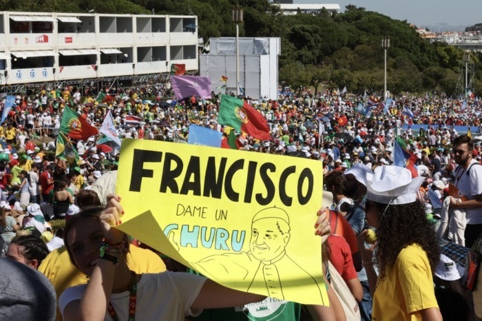 Hunderte von Jugendlichen warten darauf, Papst Franziskus beim Kreuzweg auf dem Hügel der Begegnung im Parque Eduardo VII in Lissabon zu sehen. Foto: epa/Manuel De Almeida / Pool