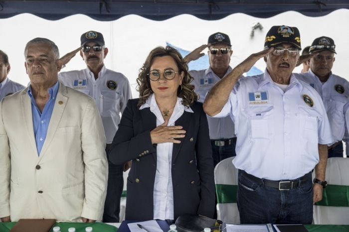Vor dem zweiten Wahlgang der Präsidentschaftswahlen unterzeichnet Sandra Torres einen Pakt mit pensionierten guatemaltekischen Soldaten. Foto: epa/Esteban Biba