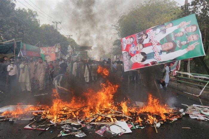 Anhänger von Imran Khan protestieren gegen seine mögliche Verhaftung. Foto: epa/Rahat Dar