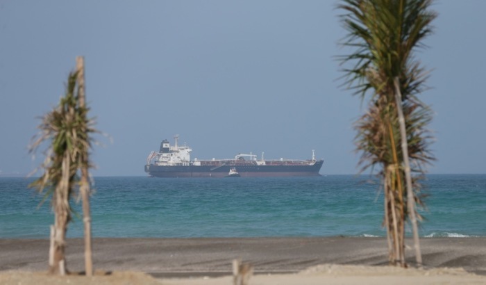Öltanker verlässt den Hafen von Fujairah nach Angriffen im Golf von Oman. Zwei Schiffe wurden beschädigt, Spannungen in der Region nahmen deutlich zu. Foto: EPA/Ali Haider