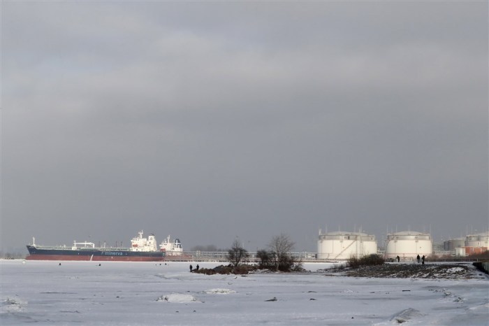 Die Gesellschaft 'Oil Terminal' in St. Petersburg. Foto: epa/Anatoly Maltsev