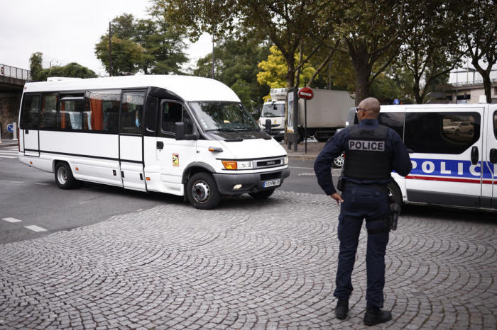 Polizisten evakuieren Drogenabhängige vom nördlichen Rand der Eole-Gärten im Norden von Paris. Archivfoto: epa/YOAN VALAT