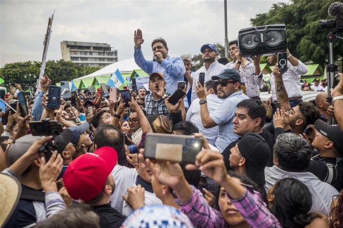 Hundert Menschen zeigen ihre Unterstützung für Carlos Pineda (C) in Guatemala-Stadt. Foto: epa/Esteban Biba
