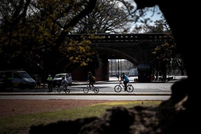 Leute fahren Fahrrad in einem Park in Buenos Aires. Foto: epa/Juan Ignacio Roncoroni