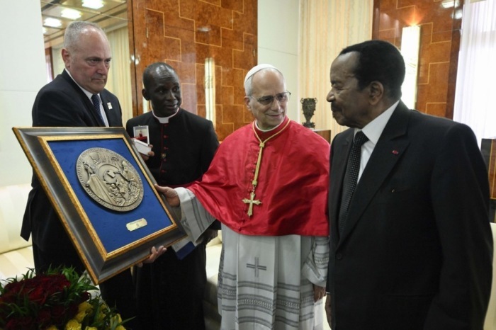Papst Leo XIV. und der kamerunische Präsident Paul Biya bei einem Treffen im Präsidentenpalast in Yaoundé. Foto: epa/Vatican Media Handout
