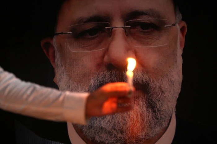 Die schiitischen Muslime zünden Kerzen zum Gedenken an den verstorbenen iranischen Präsidenten Raisi in Peshawar an. Foto: epa/Bilawal Arbab