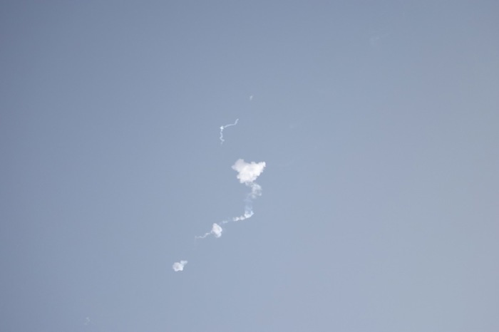 Nach einem iranischen Raketenangriff in der Nähe der Insel Yas vor Abu Dhabi hängt Rauch von einer offenbar abgefangenen Rakete in der Luft. Foto: epa/Stringer