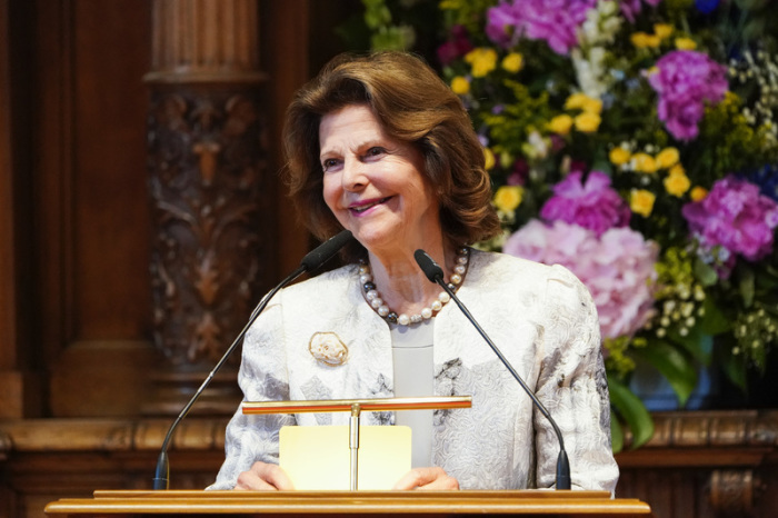 Königin Silvia von Schweden spricht im Rathaus. Die aus Heidelberg stammende Königin hat die Ehrenbürgerwürde der Stadt Heidelberg erhalten. Foto: Uwe Anspach/dpa