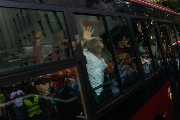Freigelassene politische Häftlinge werden in Caracas nach einer Begnadigung verlegt, die Präsident Nicolás Maduro als Schritt zur nationalen Versöhnung ankündigte. Foto: epa/Cristian Hernandez