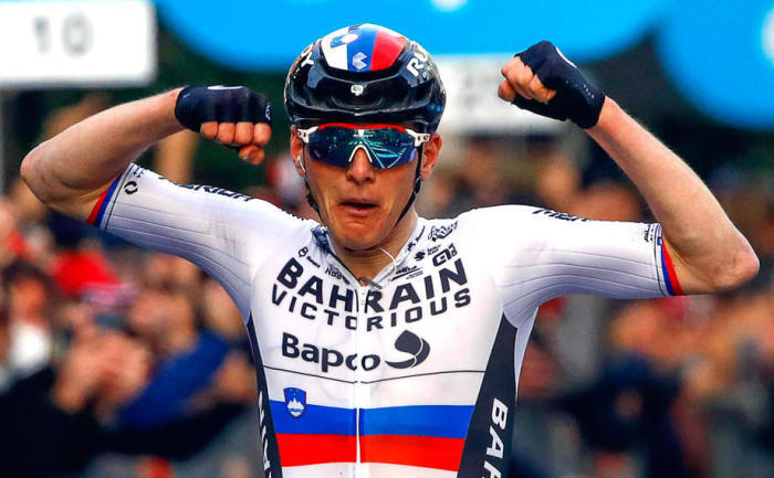 Der slowenische Fahrer Matej Mohoric vom Team Bahrain Victorious feiert seinen Sieg beim Radrennen Milano-Sanremo 2022 über 293 km zwischen Mailand und Sanremo. Foto: epa/Roberto Bettini