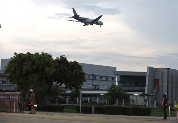 Der Flugverkehr in Thailand läuft trotz der Gefechte an der Grenze weiterhin ohne Einschränkungen. Foto: epa/Rungroj Yongrit