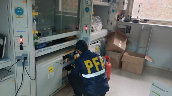 Ein Polizeiteam durchsucht ein Labor in Buenos Aires im Zusammenhang mit verunreinigtem Fentanyl und zahlreichen Todesfällen. Foto: dpa/Pfa