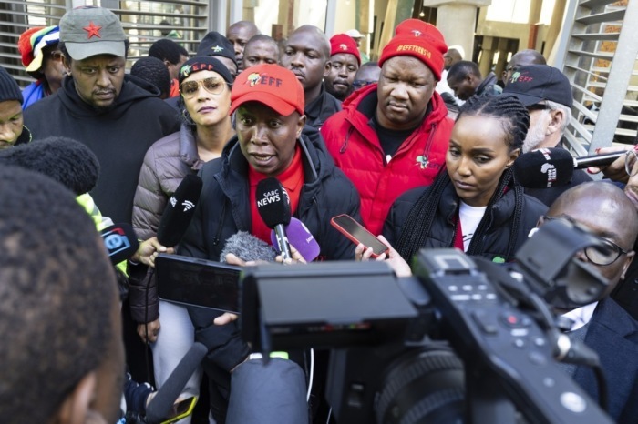 Julius Malema, Vorsitzender der Economic Freedom Fighters (EFF), spricht vor dem Verfassungsgericht in Johannesburg zu den Medien. Foto: epa/Kim Ludbrook