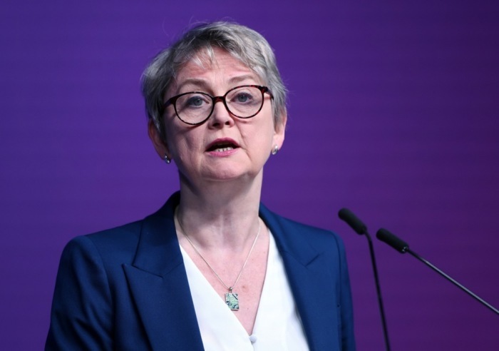 Die britische Außenministerin Yvette Cooper spricht bei der Global Partnerships Conference in London über globale Zusammenarbeit. Foto: epa/Andy Rain / Pool