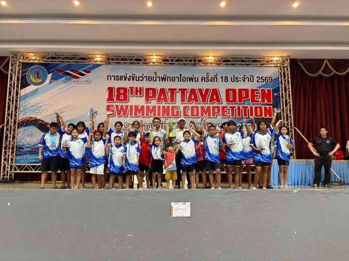 Die erfolgreichen Teilnehmer präsentieren ihre Medaillen und Pokale bei der Abschlusszeremonie der 18. Pattaya Open Swimming Competition 2026. Bild: PR Pattaya