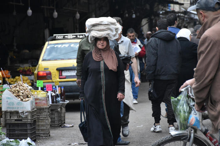 In einer der Straßen von Damaskus kaufen Syrer ihre täglichen Grundnahrungsmittel und andere Dinge des täglichen Bedarfs. Foto: epa/Youssef Badawi