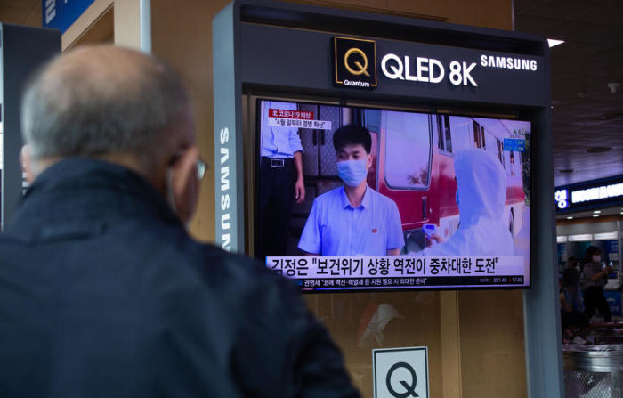 ein Mann sieht einen Nachrichtenbericht über einen COVID-19-Ausbruch in Nordkorea. Foto: epa/Jeon Heon-kyun