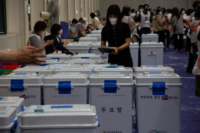 Kommunalwahlen in Südkorea: Auszählung. Foto: epa/Jeon Heon-kyun