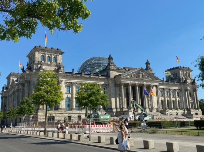 Es wimmelt nur so von ausländischen Touristen am Berliner Reichstag alias Deutscher Bundestag. Fotos: hf
