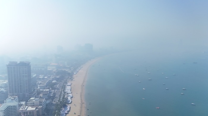 Dichte Smogschicht über dem Pattaya Beach: Die Feinstaubbelastung schränkt Sicht und Luftqualität stark ein. Bild: TMN.TV