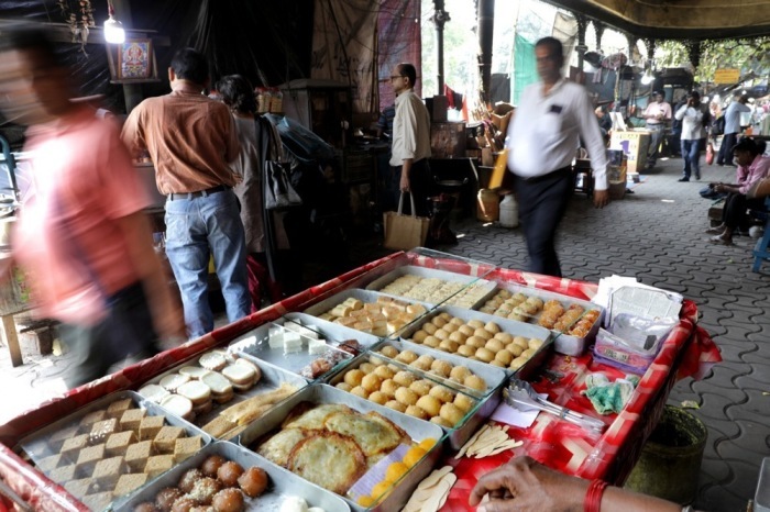 Ein Verkäufer bietet in Kolkata bengalische Süßigkeiten an. Foto: epa/Piyal Adhikary