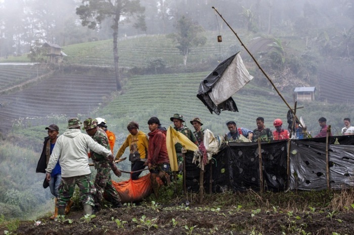 Helfer tragen die Leiche eines Wanderers, der beim Ausbruch des Mount Marapi in Agam, West-Sumatra, ums Leben gekommen ist. Foto: epa/Givo Alp