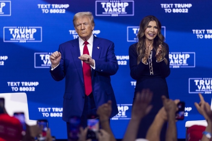 Donald Trump (L), republikanischer Präsidentschaftskandidat, mit der Moderatorin Kristi Noem, Gouverneurin von South Dakota. Foto: epa/Shawn Thew