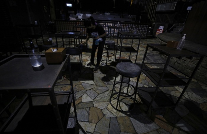 Notbeleuchtung in Thalang Town: Eine Bar bereitet sich auf die Dunkelheit vor, während Thalang einem geplanten Stromausfall entgegensieht. Foto: EPA-EFE/Narong Sangnak