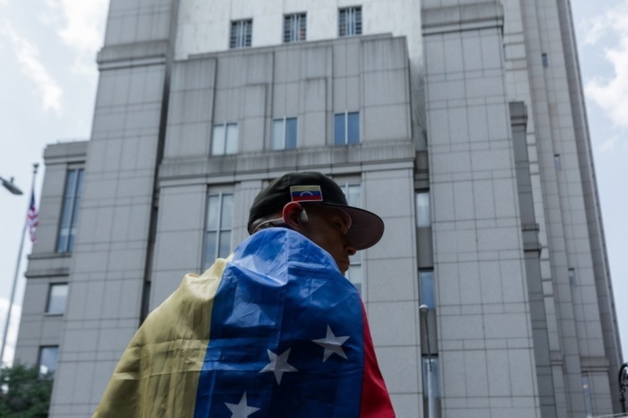 Ein Gegner von Nicolás Maduro protestiert vor dessen Voranhörung am US-Bundesgericht in New York. Foto: EPA/Olga Fedorova