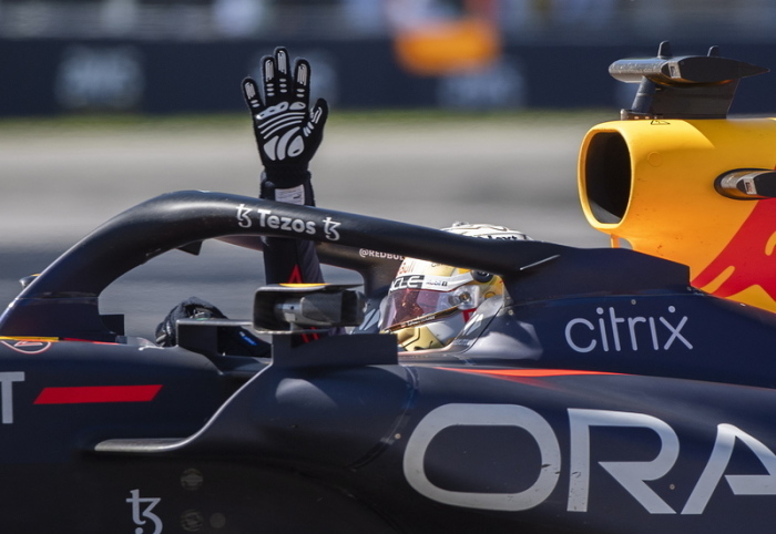 Formel-1-Weltmeisterschaft, Grand Prix von Kanada, Rennen: Max Verstappen aus den Niederlanden vom Team Red Bull winkt nach seinem Sieg. Foto: Graham Hughes