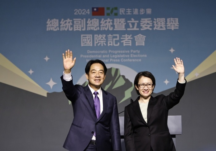 Der taiwanesische Vizepräsident und Präsidentschaftskandidat der regierenden Demokratischen Fortschrittspartei (DPP) William Lai Ching-te (L) und der Vizepräsidentschaftskandidat Hsiao Bi-khim winken nach ihrem Sieg bei d... Foto: epa/Daniel Ceng