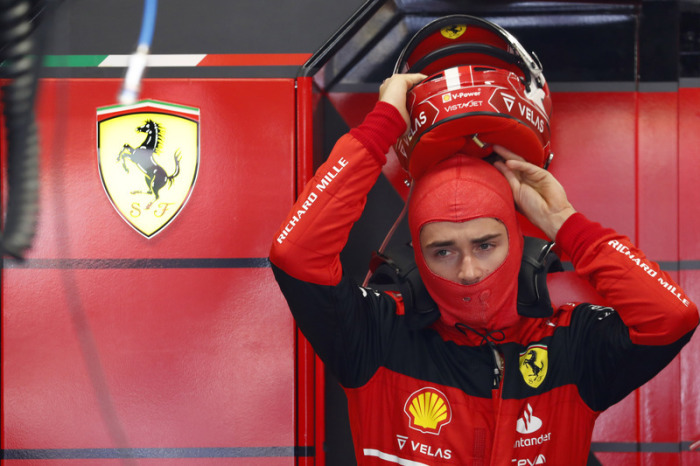 Charles Leclerc aus Monaco vom Team Ferrari trägt seinen Helm. Foto: Joan Monfort